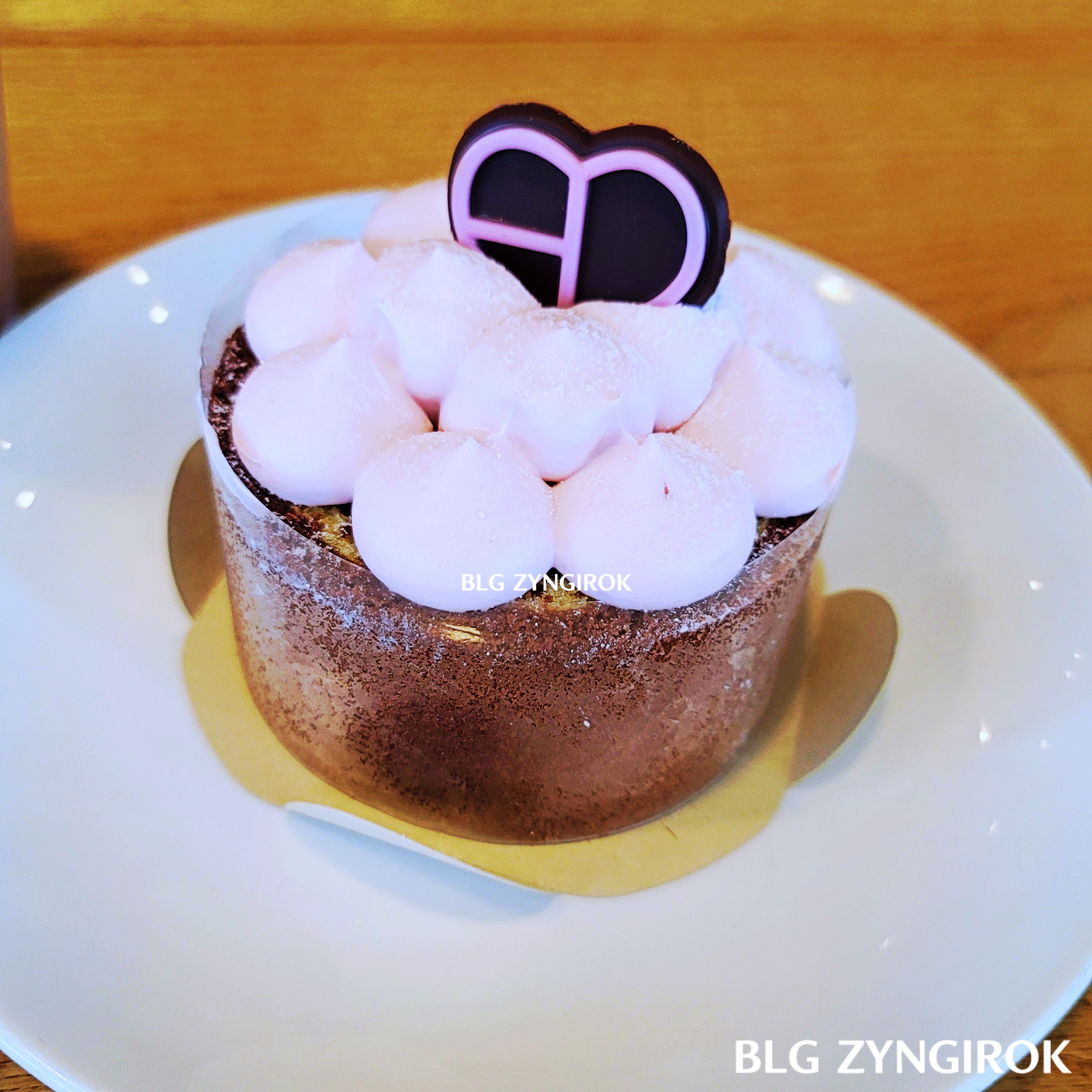 블랙핑크 스타벅스 바움쿠헨이 접시에 놓여있는 모습이다.