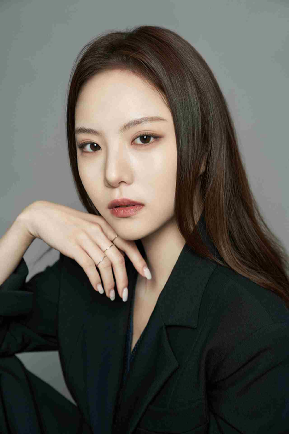 배우 이열음이 넷플릭스 시리즈 '더 에이트 쇼' 인터뷰에서 포즈를 취하고 있다. [사진=나무엑터스]