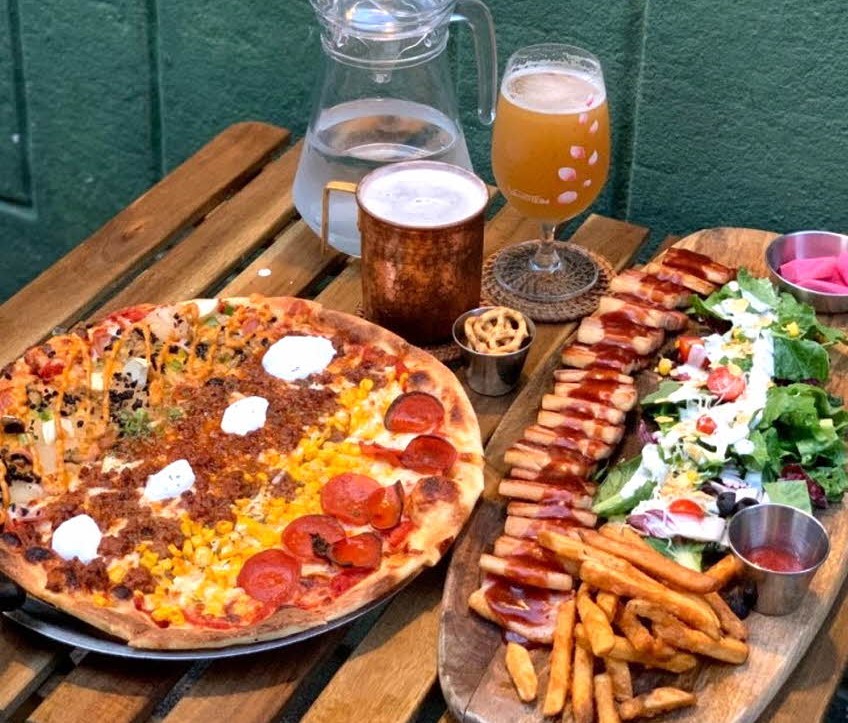 맥주 한 모금을 부르는 맛있는 피자와 안주들