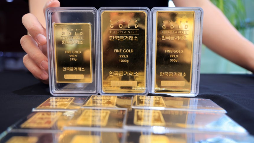 금 선물이 연일 사상 최고치를 경신하고 있는 가운데, 금값이 온스당 4250달러까지 치솟을 것이라는 전망이 나왔다.