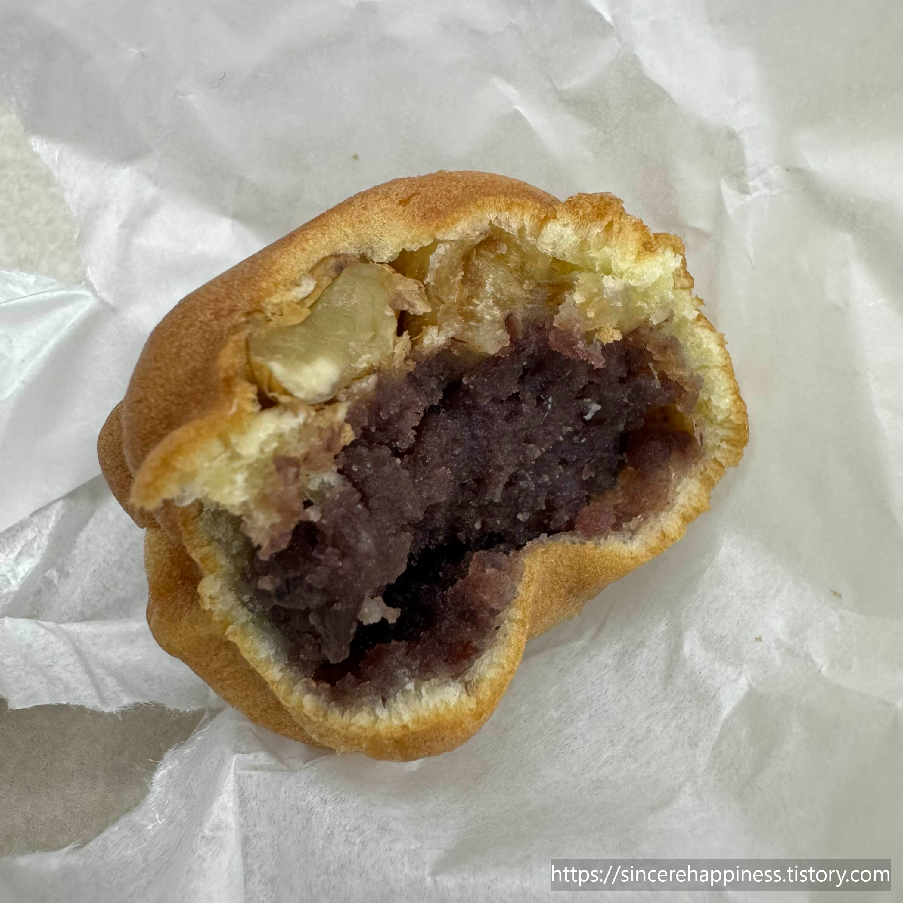 학화호두과자 특유의 팥 소와 큼직한 호두가 들어간 내부 단면