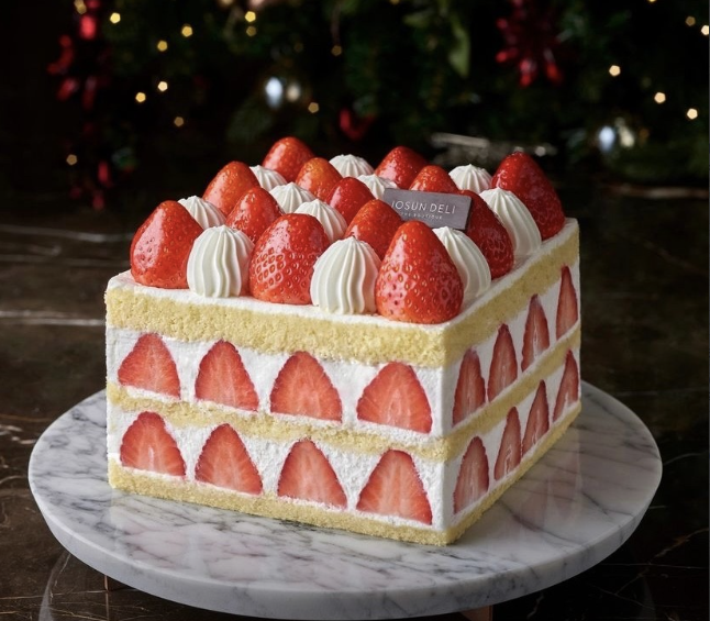 화려한 색감과 장식이 돋보이는 조선 팰리스의 2025 크리스마스 케이크