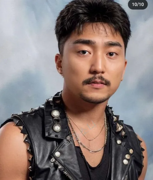 AI 이어북 필터를 입힌 유병재. 스터드가 달린 조끼를 입은 롹스타 같은 모습.