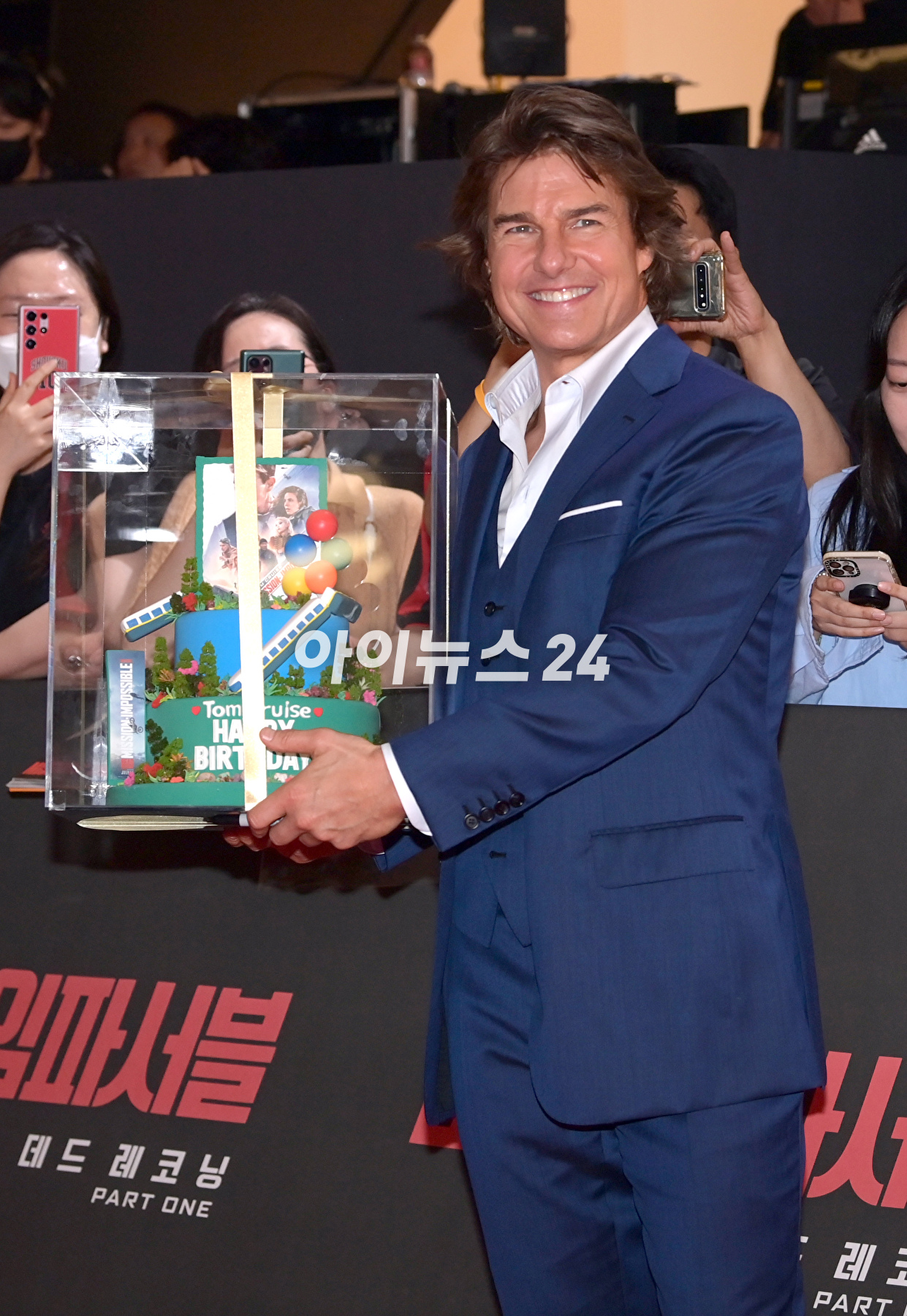 배우 톰 크루즈가 29일 오후 서울 송파구 롯데월드타워에서 진행된 영화 '미션 임파서블: 데드 레코닝 파트 원'(감독 크리스토퍼 맥쿼리) 내한 레드카펫 행사에 참석해 한 팬에게 자신의 얼굴이 새겨진 부채를 받고 기뻐하고 있다. [사진=정소희 기자]