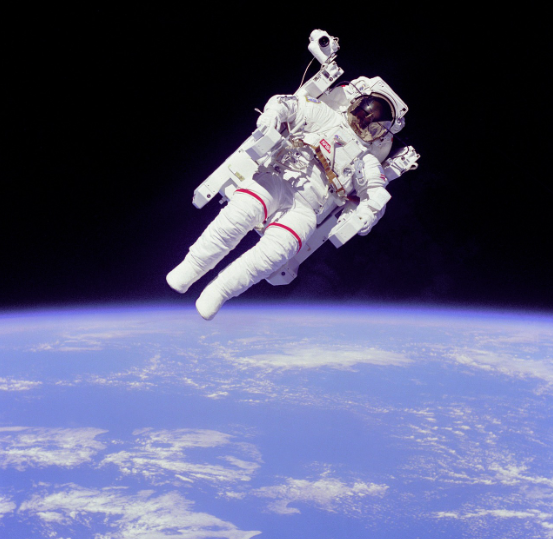 지구는 왜 우주에서 떠 있지?