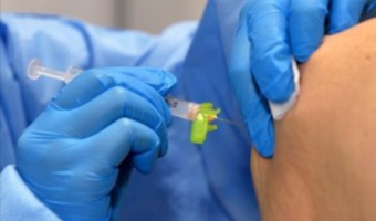 백신을 접종하고 있는 사진