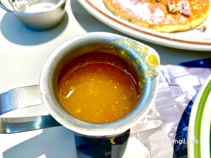 피칸_팬케이크를_주문하면_제공되는_오리지널팬케이크하우스의_트로피컬_시럽