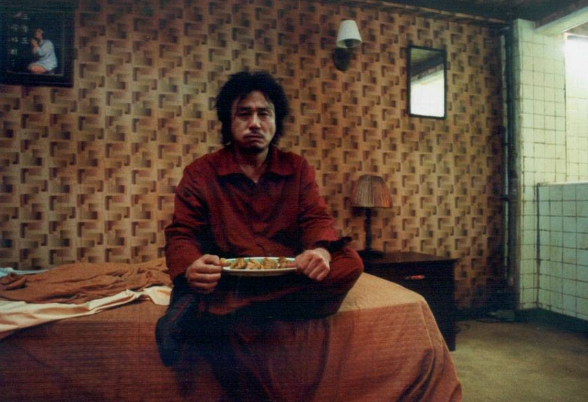 독방에 갇힌채 군만두를 먹고 있는 모습