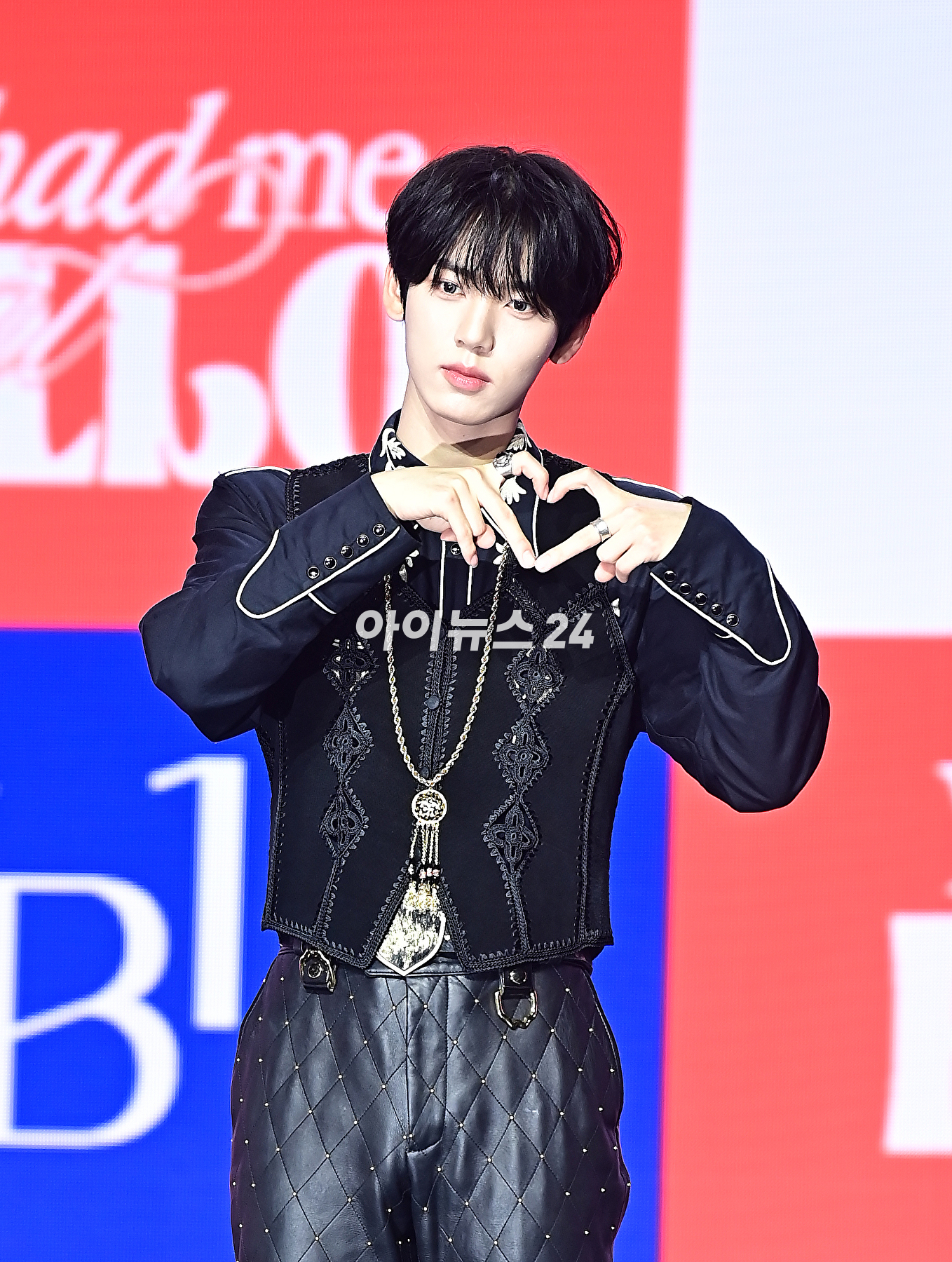 그룹 제로베이스원(ZEROBASEONE) 한유진이 13일 오후 서울 용산구 블루스퀘어에서 열린 미니 3집 'You had me at HELLO' 발매 기념 쇼케이스에서 포토타임을 갖고 있다. [사진=곽영래 기자]