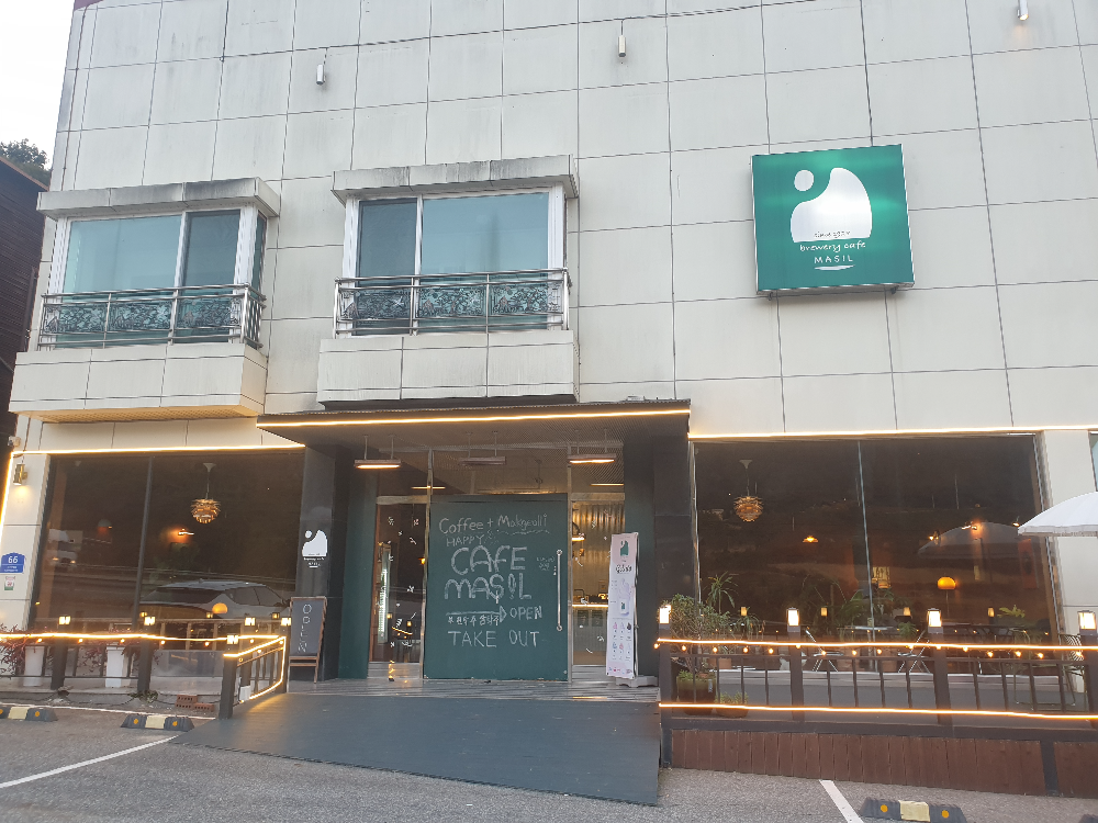 건물 1층 카페 마실. 문이 큰 칠판 같다. 분필 글씨 체로 CAFE MASIL이라고 써있다.