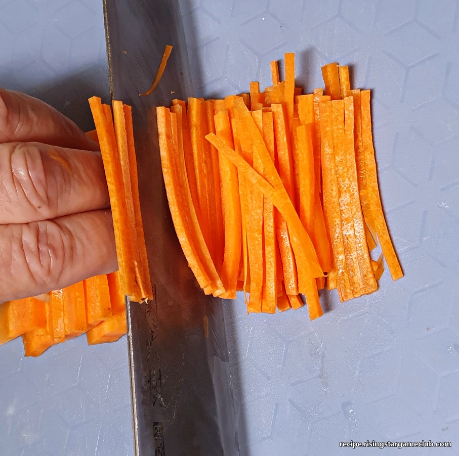 감자채볶음에 들어갈 당근을 채써는 사진