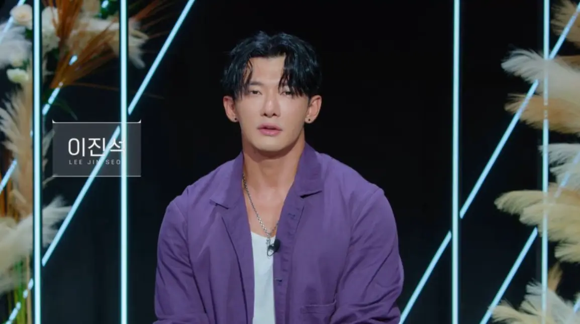 솔로지옥 3-
보라색 셔츠 앞을 풀고 안에 흰색 면티에 웨이브 진 짧은 머리의 이진석