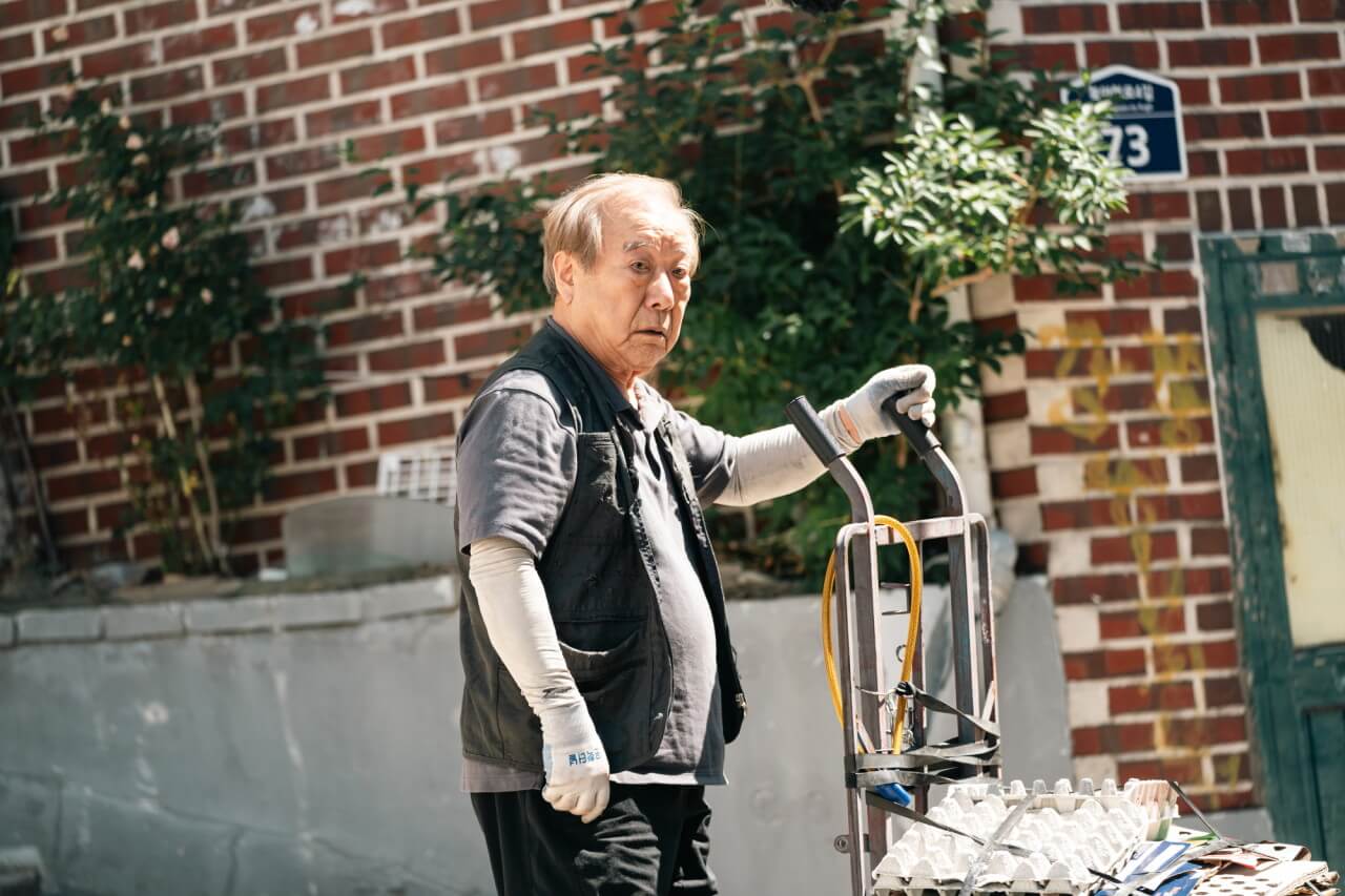 폐지를 모으며 일하고 있는 우식