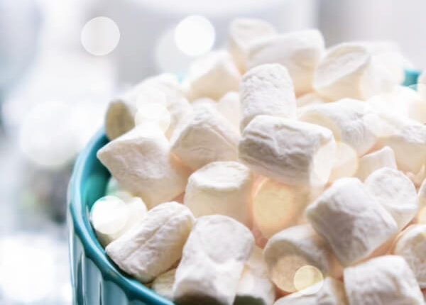 그릇에-담긴-하얀색-마시멜로
