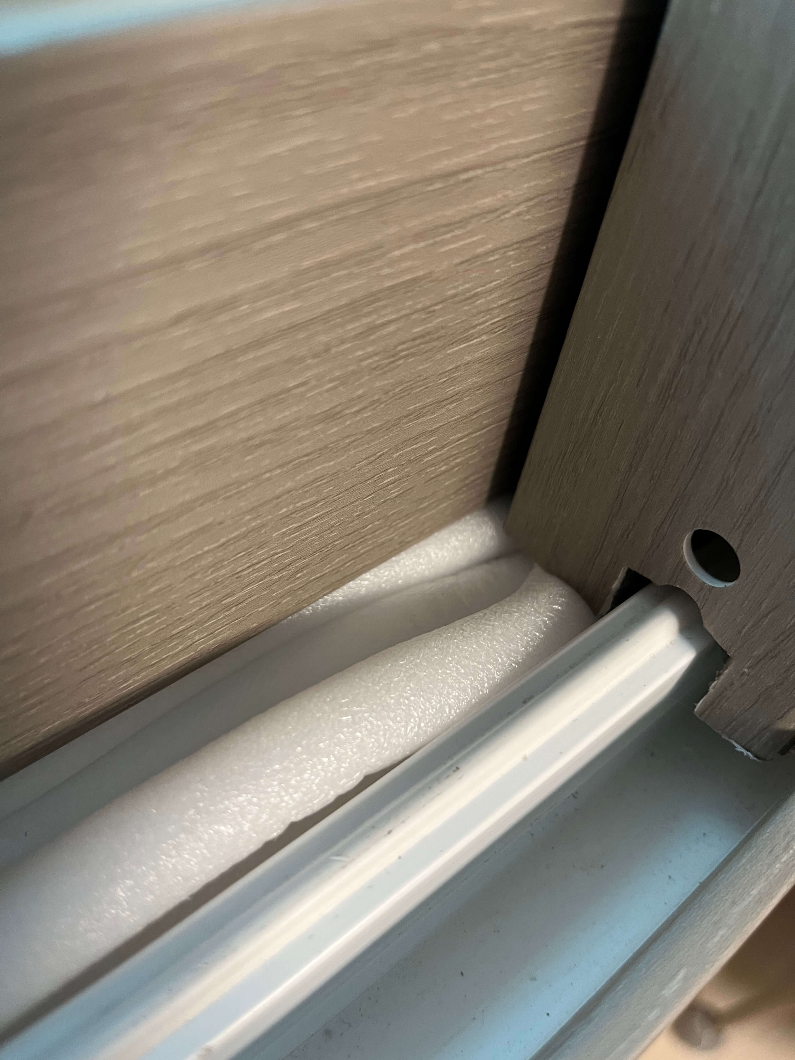 백업제 끼워둔 창틀