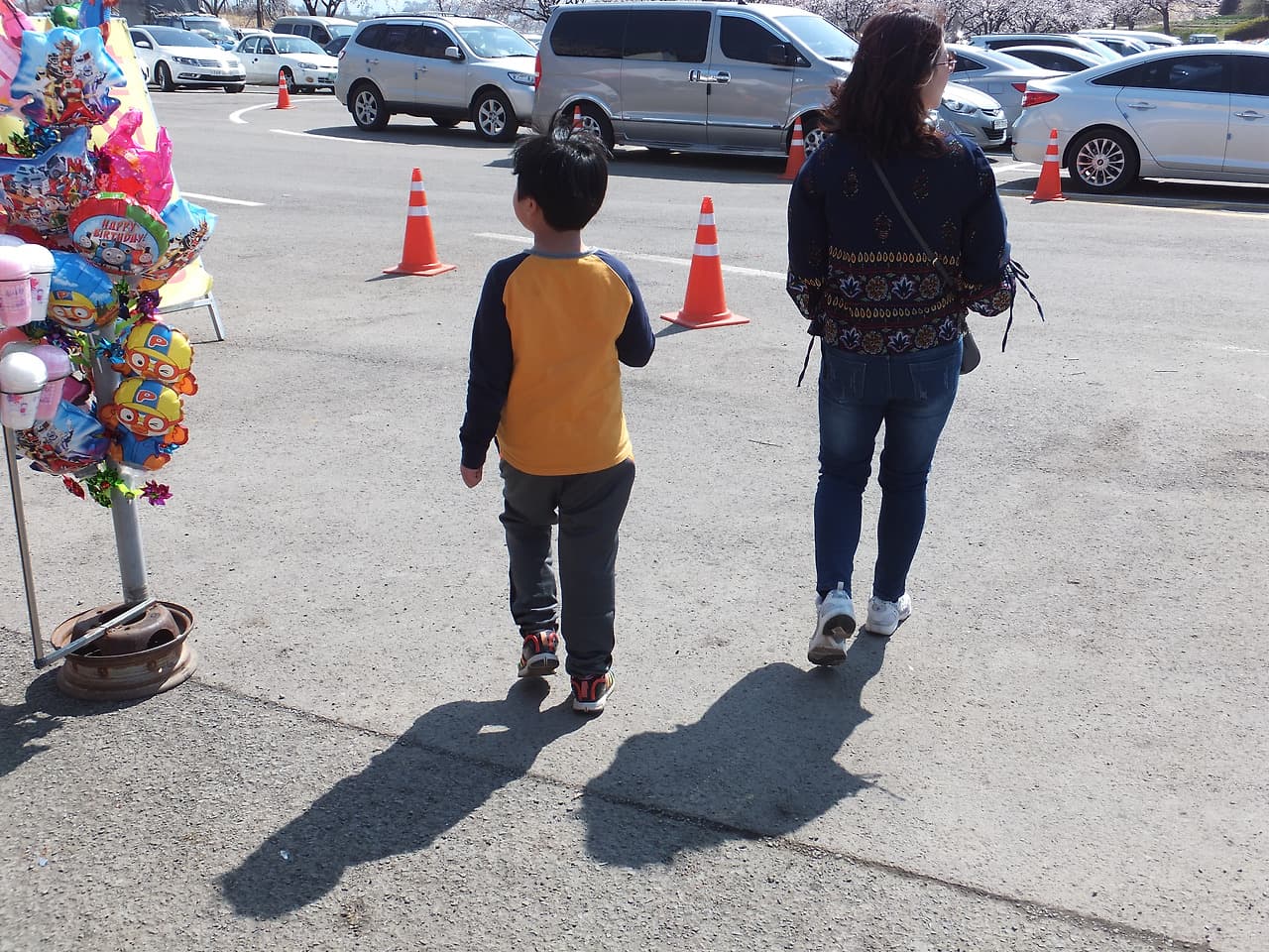 주차장으로 가기 위해 길을 재촉하는 아내와 아들