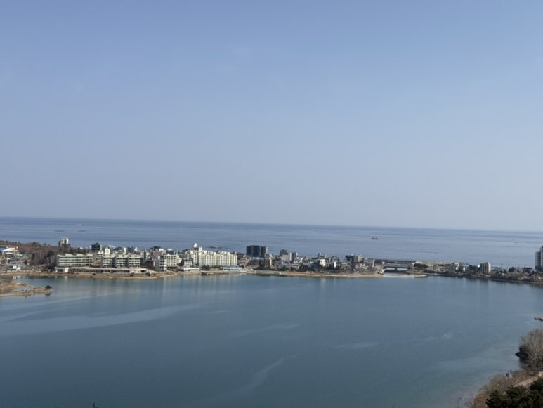 스타벅스 영랑호리조트점에서 바라본 바다와 영랑호