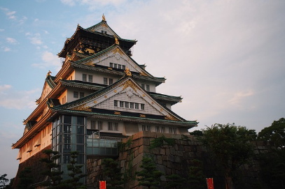일본 입국신고서 작성법과 관련하여 입국수속 후 일본 여행을 위한 일본 대표 여행지 오사카성의 해질녁 모습