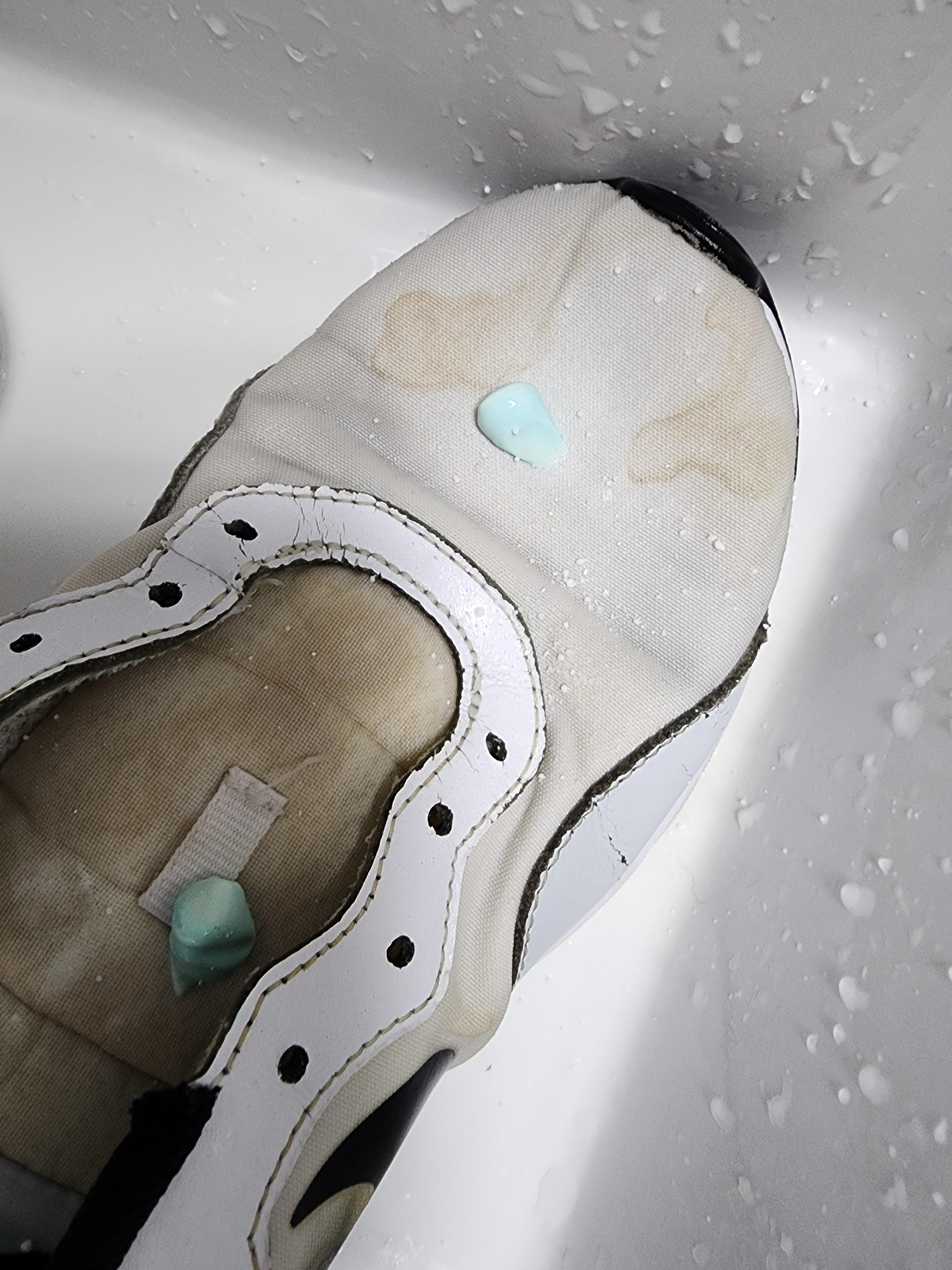 운동화를 다 빨았는데 말린 뒤, 누렇게 변색이 되었어요. 치약과 과탄산소다를 묻혀 다시 세탁 중ㅜㅜ