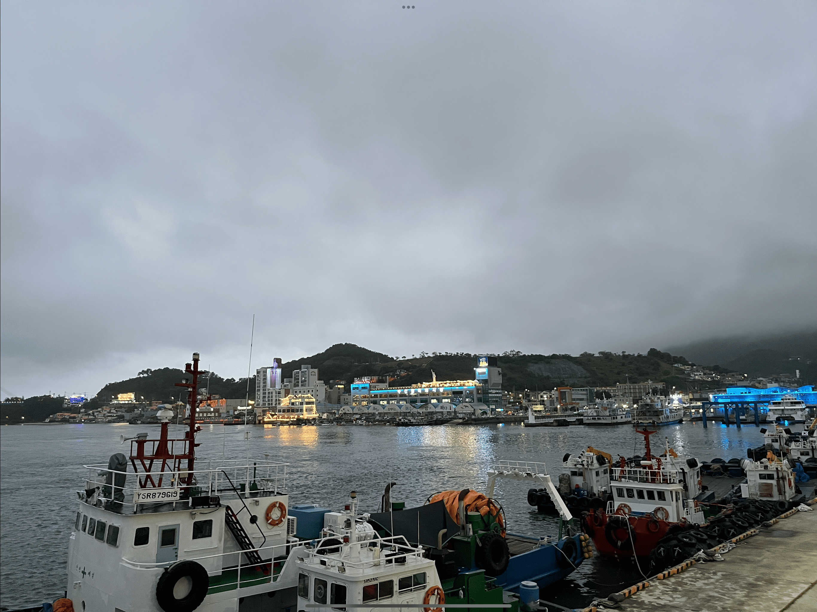 이순신광장에서 바라본 바다사진