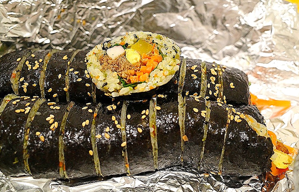 진주 땡초김밥 원조 맛집 옥봉매운김밥의 매운불고기김밥 두 줄이 호일 위에 놓여 있는 모습