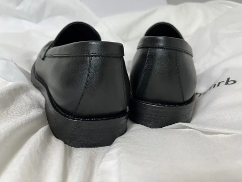 이탈리아 소가죽으로 제작된 메모러블 로퍼 뒷모습