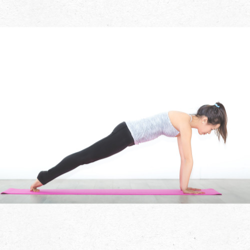 요가 매트 위 푸쉬업