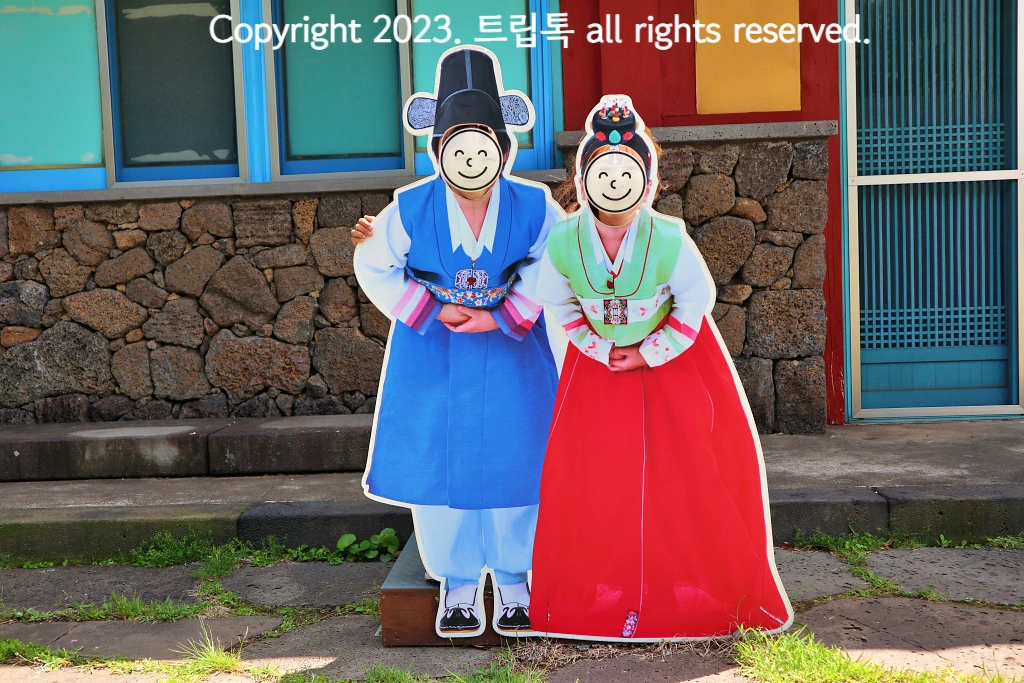 혼례를 올리는 신랑과 신부의 모습이 등신대 모양으로 되어있고 얼굴부분이 뚫려있어서 사람들이 얼굴을 대고 사진을 찍는다.