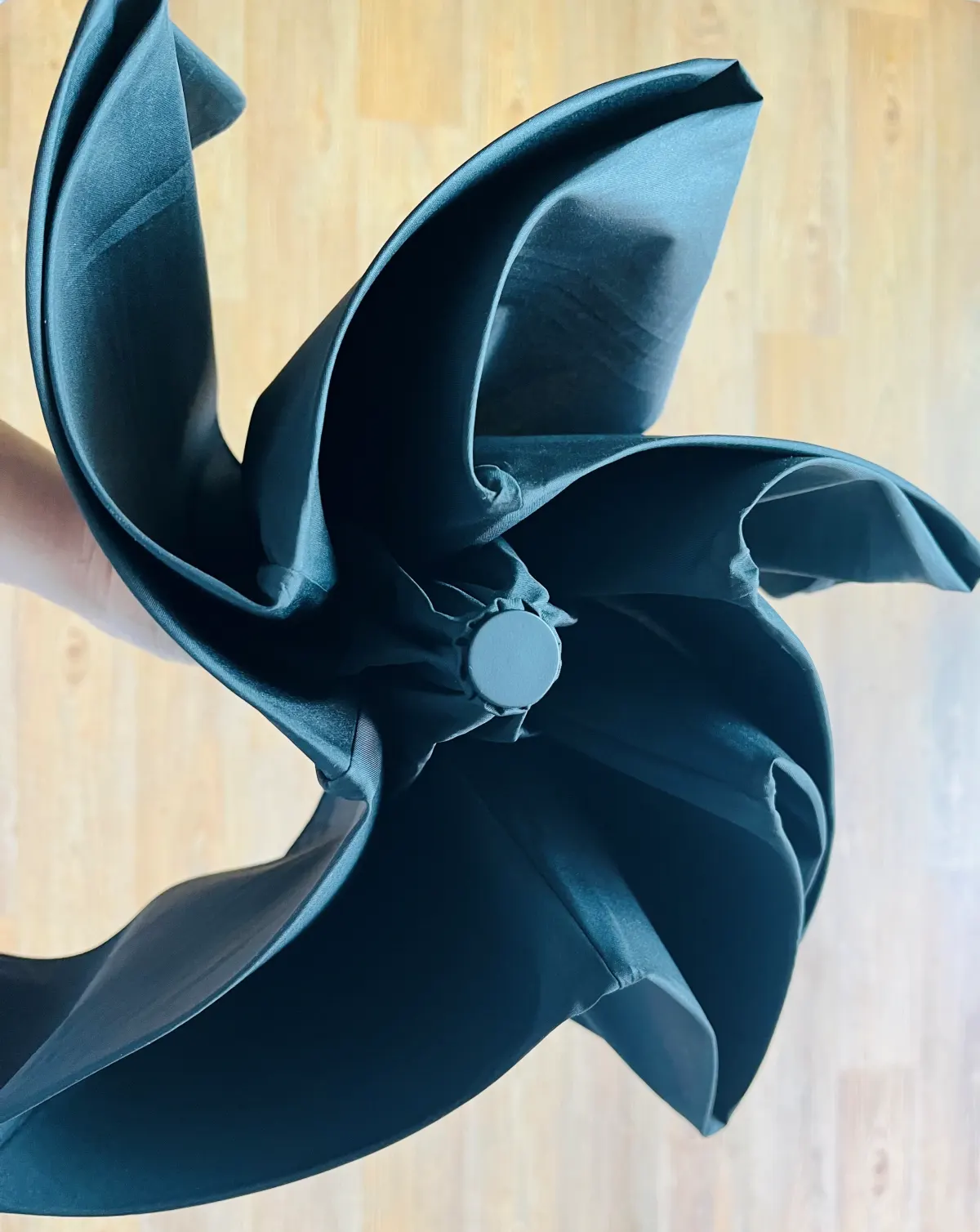 기라로쉬 양산 겸 우산을 한번에 접은 모습