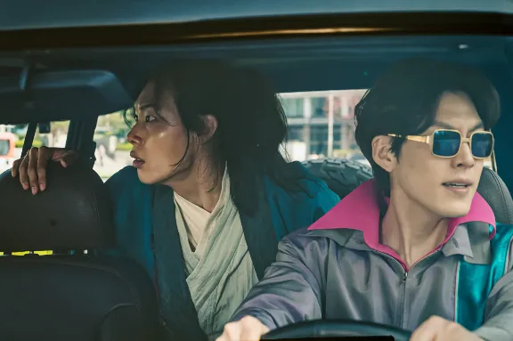 미래로 온 썬더(김우빈)와 무륵(류준열)