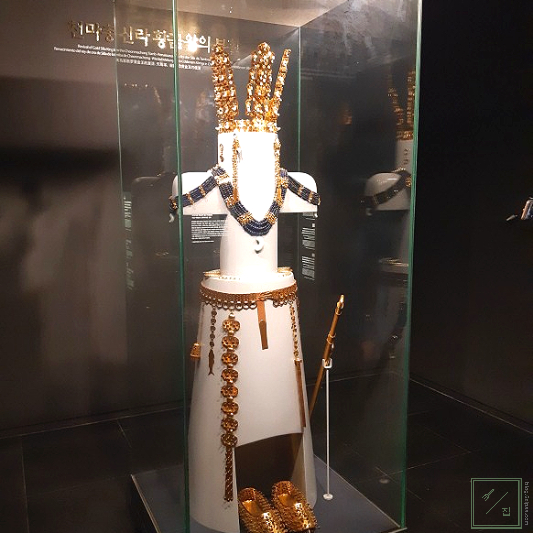 천마총 내부 전시품 이미지 입니다.