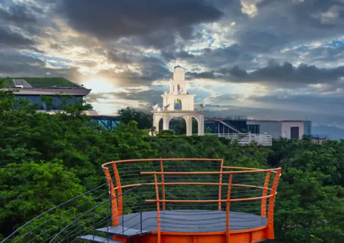 빨간 전망대위에서 바라보는 유럽풍 카페거리 흰색 조형물