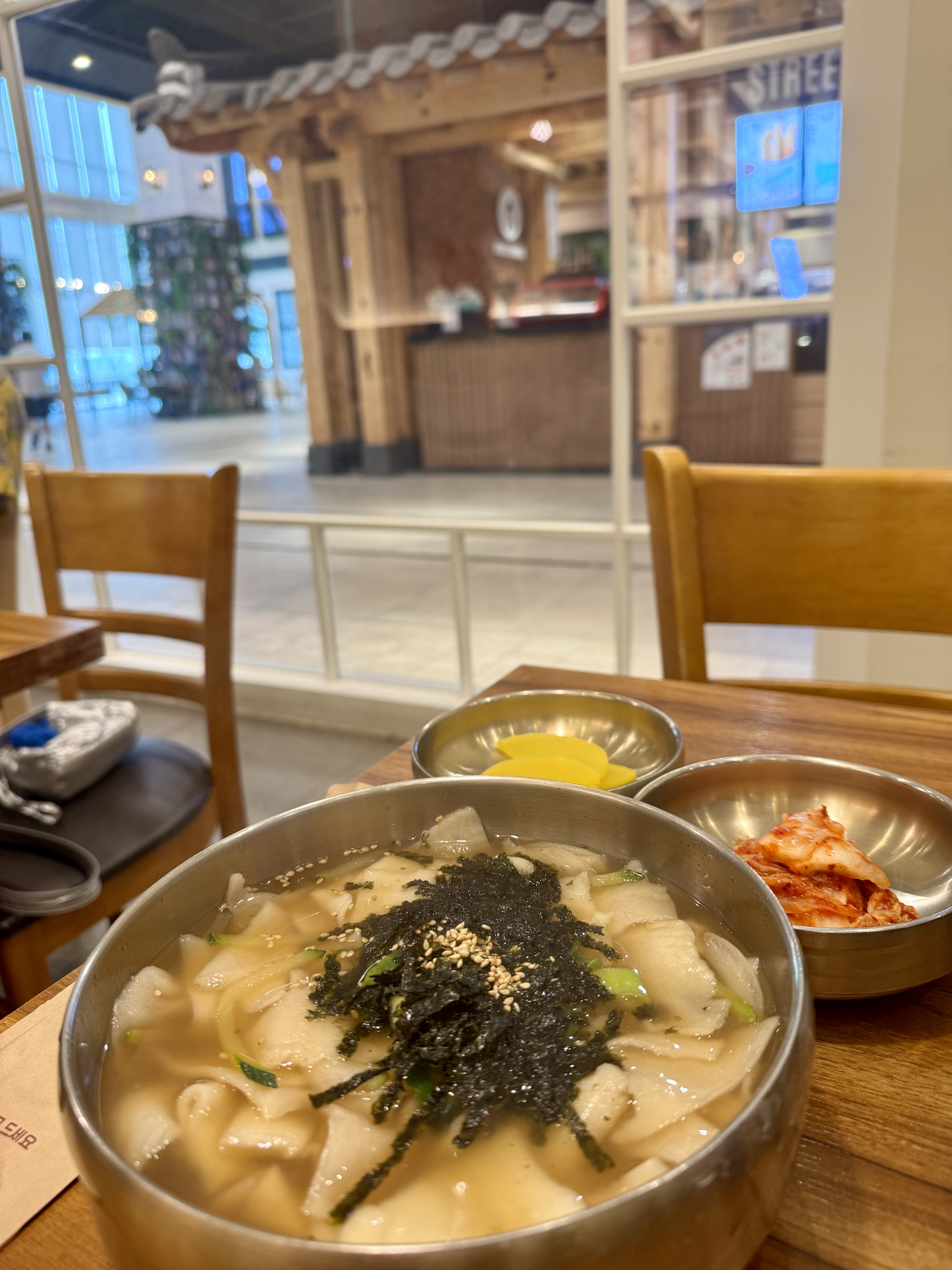 수지 롯데몰 성복동 국수집의 김가루와 참깨가 올려진 뜨끈한 수제비 한 그릇