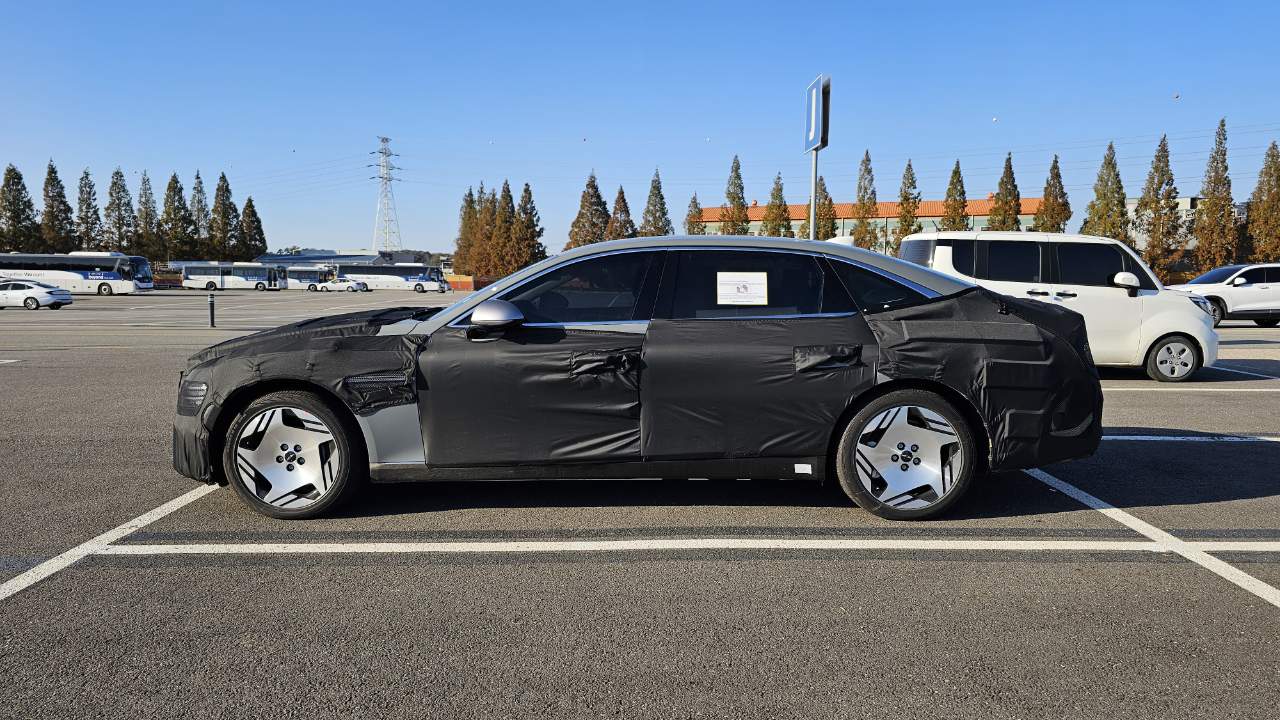 제네시스가 새롭게 선보일 'G80 전동화모델 롱휠베이스' 모델이 포착돼 주목받고 있다.