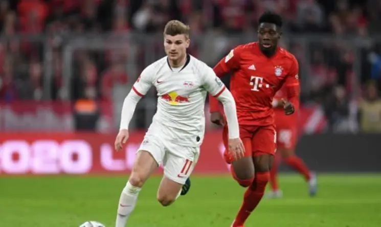 손흥민- 축구장 그라운드에서 흰유니폼을 입고 달리는 베르너와 빨간유니폼을 입은 상대선수가 그 뒤를 쫓아 달려오는 모습