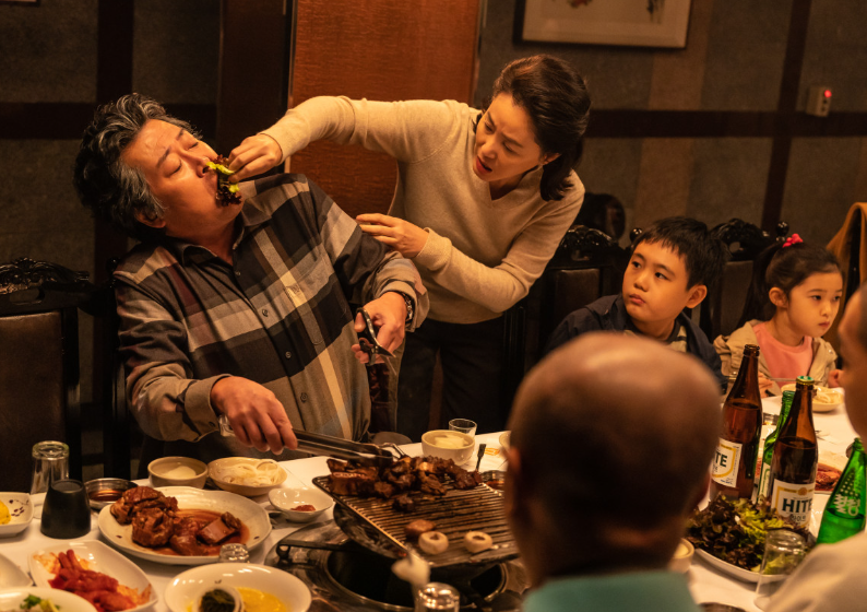 영화 대가족 민국과 민선, 평만옥 식구들과 함께 소고기를 먹는 무옥