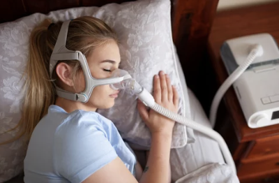 수면 무호흡증 치료 방법: 양압기 착용 사진