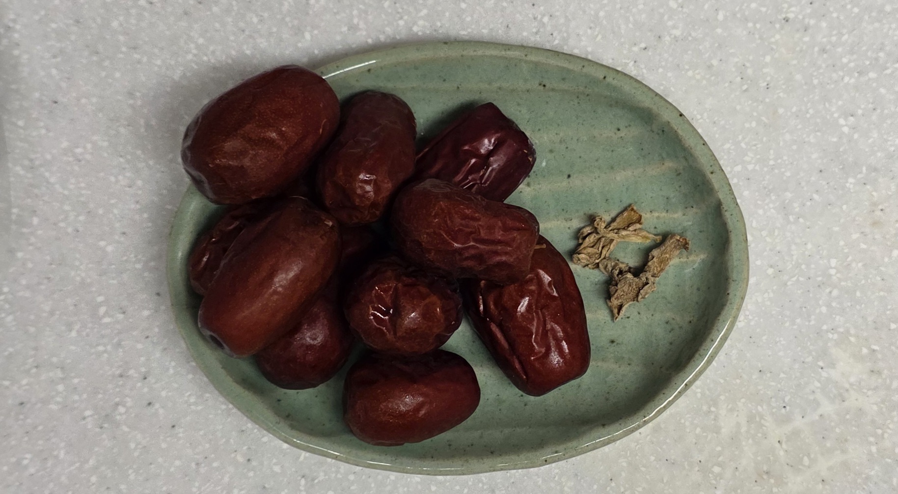 배청-만드는-법-이렇게-깍둑썰기한-배-1개,-꿀-1-밥숟가락,-대추-10알,-생강을-모두-밥솥에-넣어줍니다.