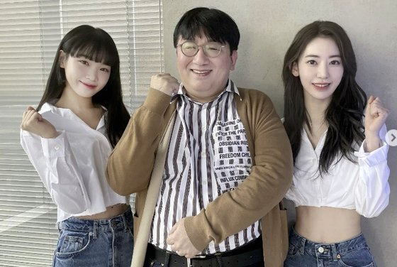 방시혁 인스타 르세라핌과 찍은 사진