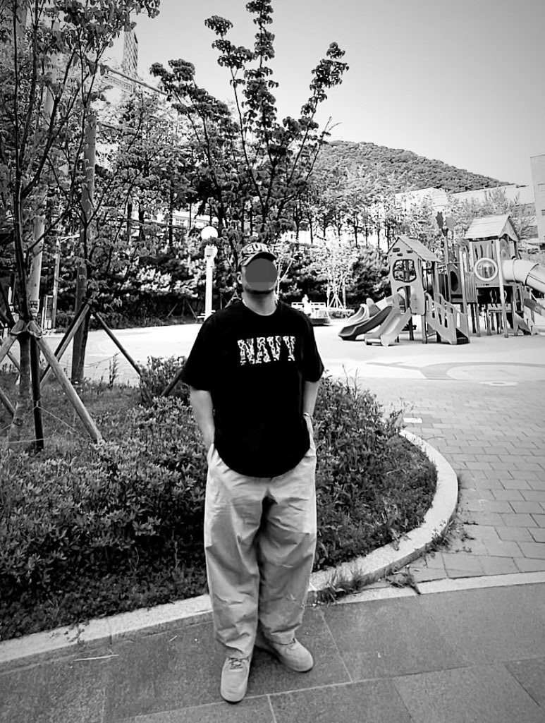 데일리룩('26. 5. 15.)블루썬플라워 SUN 카모볼캡, 엔티엠티 카모 NAVY 네이비 반팔 티셔츠, 나이키 클럽 벌룬 트레이닝 팬츠, 나이키 에어포스 1 미드 된장포스