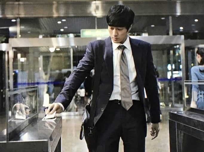 회사원의 소지섭이 출근카드를 찍으면서 출근하는 장면
