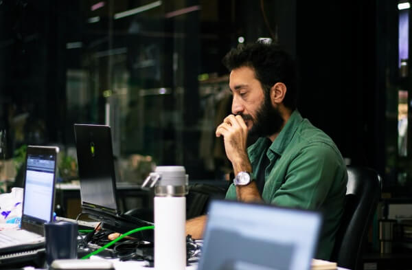 컴퓨터-작업을하는-직장인