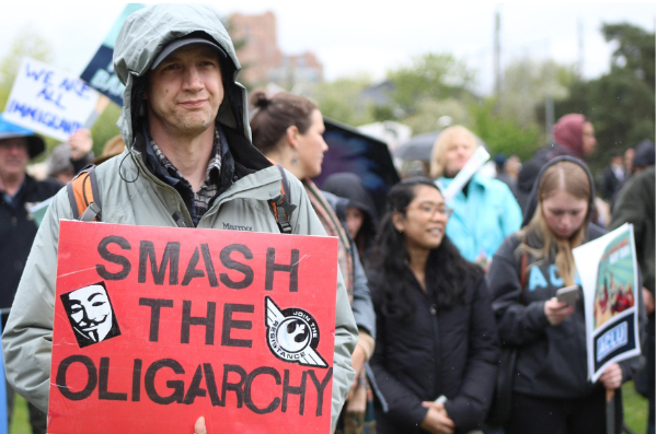 시민들이 거리에서 시위를 하는 모습