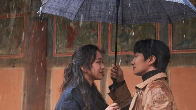 주인공 서래(탕웨이)와 해준(박해일)이 우산을 함께 쓰고 있다.