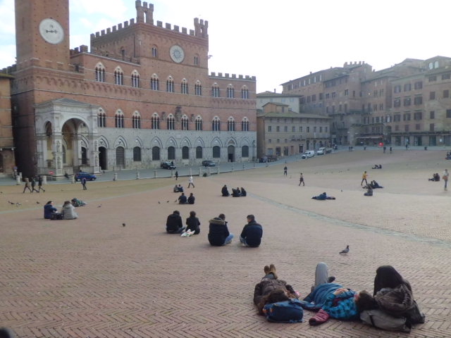 이탈리아 시에나 캄포 광장과 만지아 탑 하부