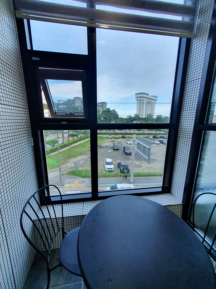 식탁과 연결된 창문