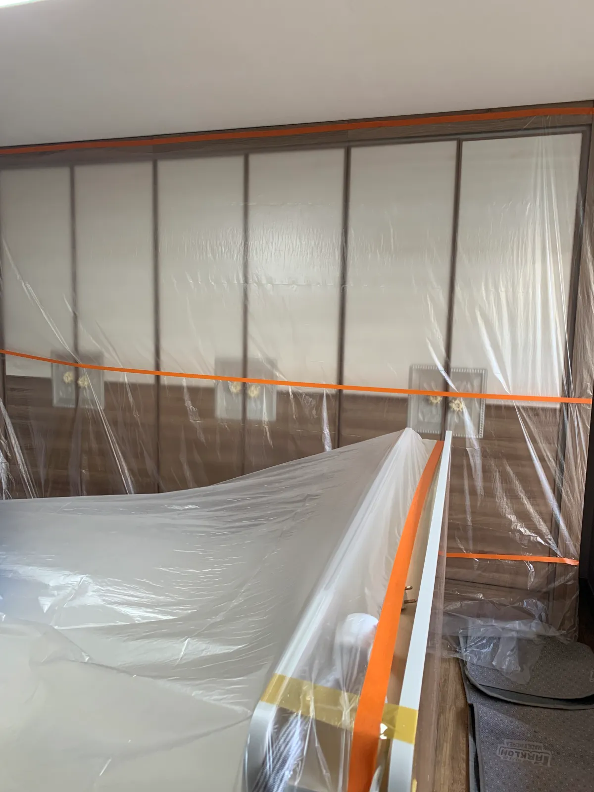 비닐로-덮인-장롱