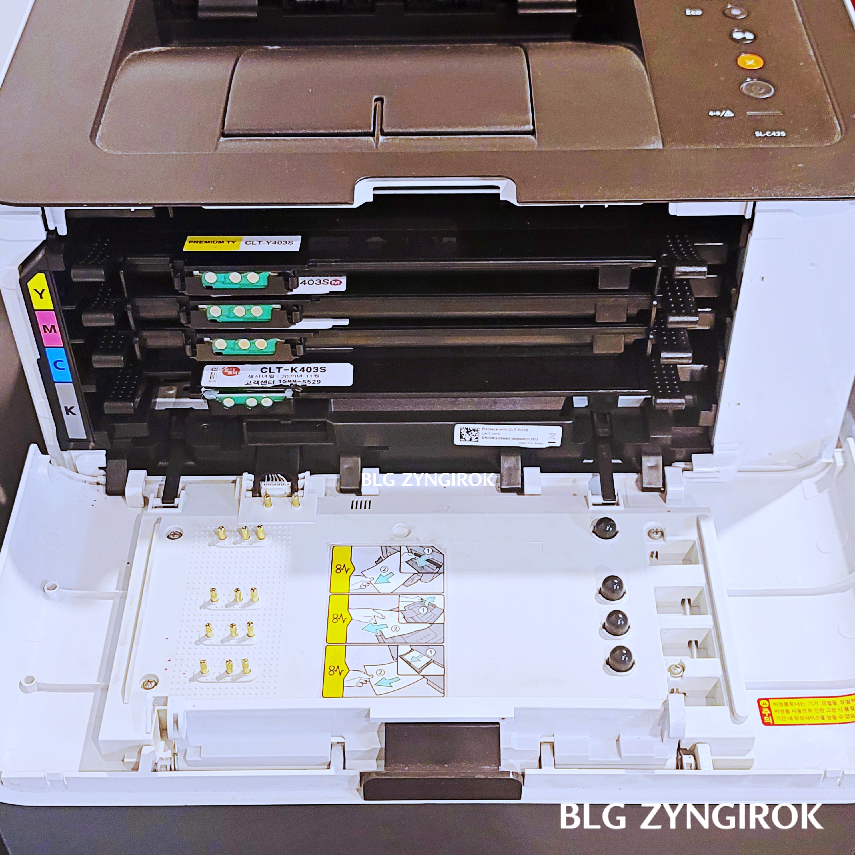 삼성 레이저 프린터 전면부를 열어 토너들이 들어있는 모습을 볼 수 있다.