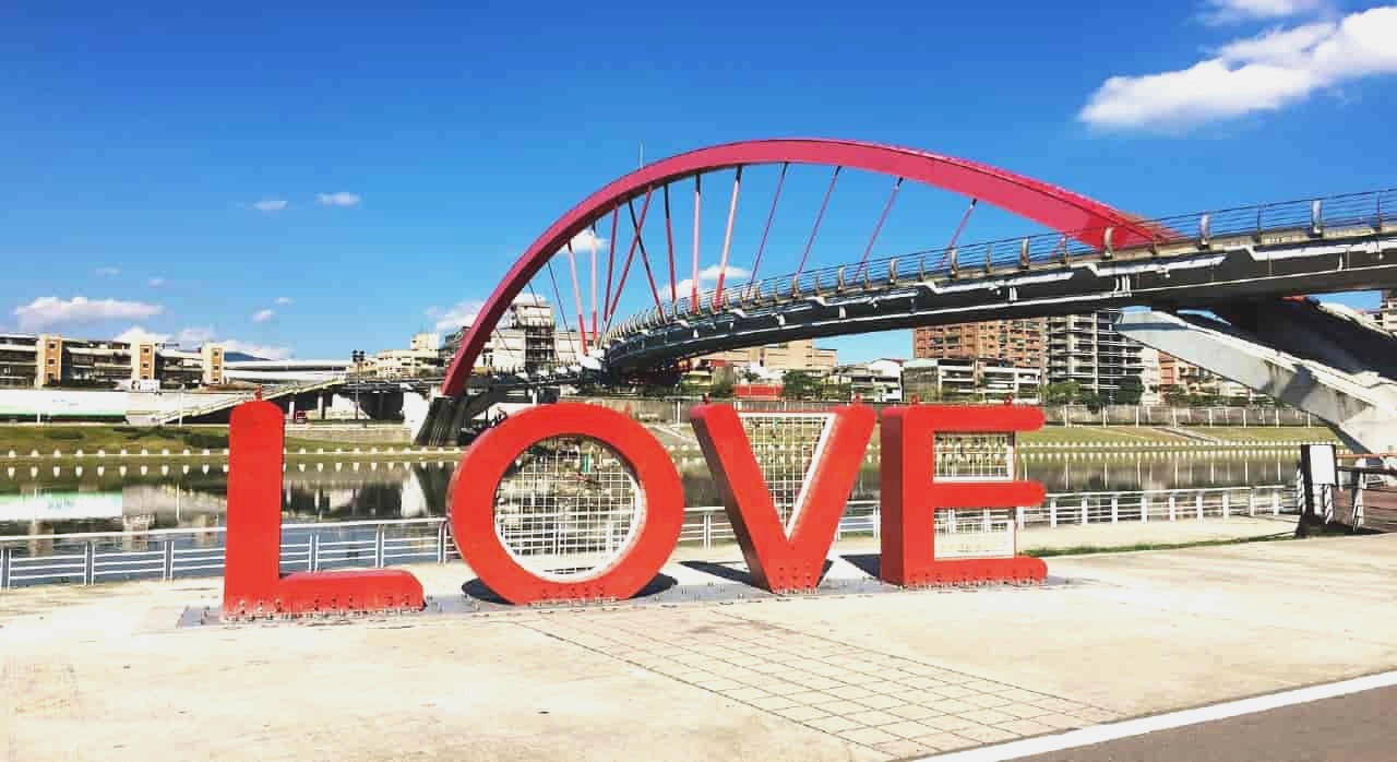 레인보우브리지 인근 LOVE 포토존. [ⓒpixabay_DESH]