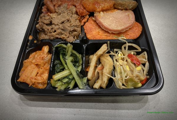 CU 편의점 백종원 제대로한판 백반한판 도시락 2023년 4월 반찬 구성(콩나물(청고추, 홍고추), 어묵(오뎅, 표고버섯, 당근), 냉동 열무, 볶음 김치)